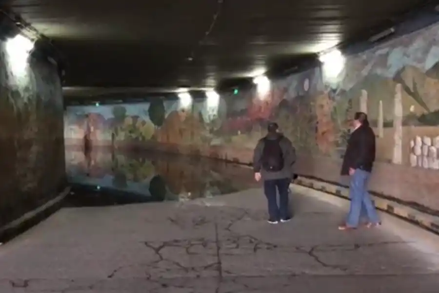 Por un problema con la bomba, el túnel de calle Córdoba está inundado