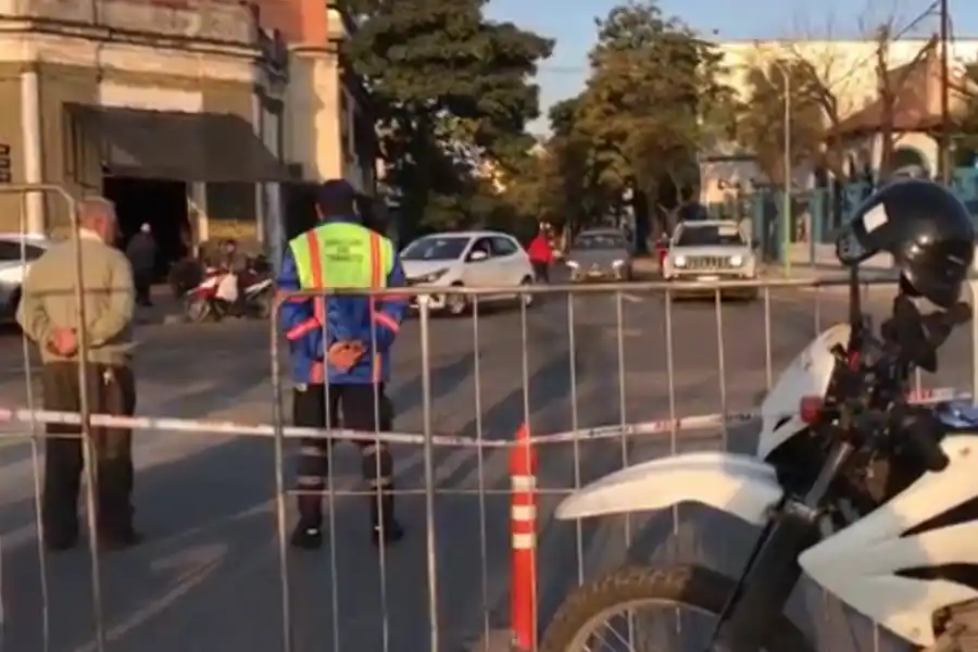 Por un problema con la bomba, el túnel de calle Córdoba está inundado