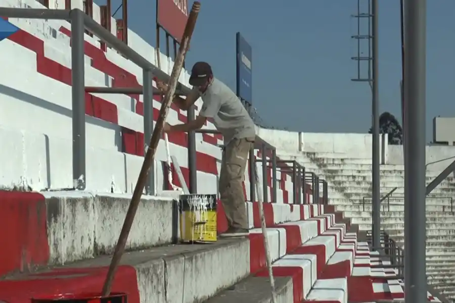 RODILLO Y PINTURA. Hinchas tomaron los pinceles y le cambiaron la cara a una de las tribunas de la 