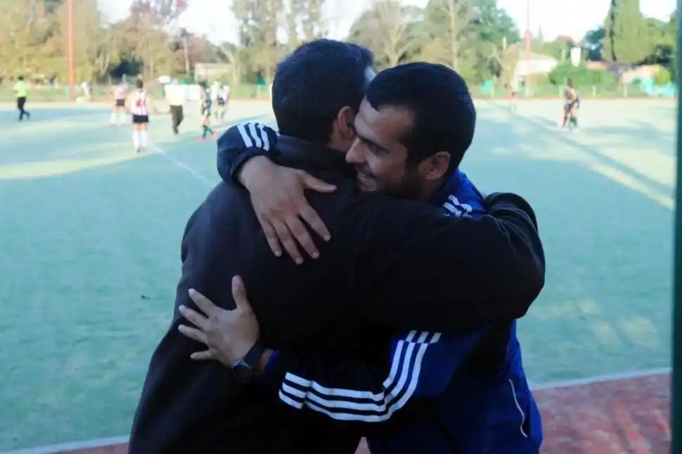 BUENA ONDA. Miguel Dulor y Rafael Darnay se abrazan, a poco del gesto de este último.