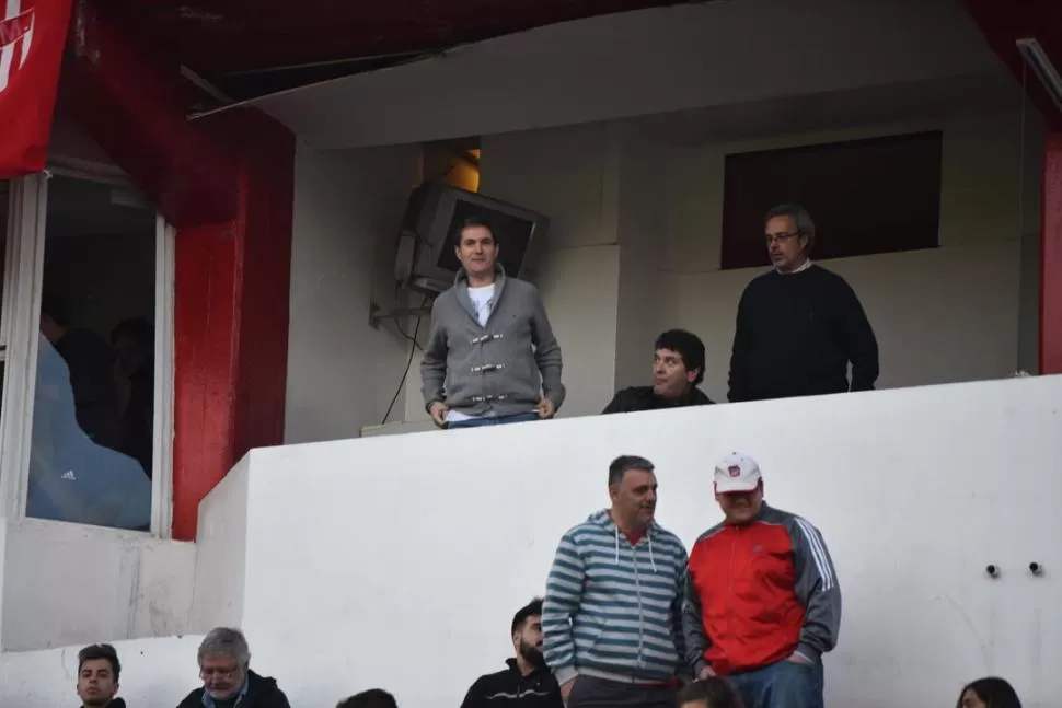 EN CIUDADELA. El N° 1 de la Superliga, Mariano Elizondo -de pie, a la izquierda-, compartió palco con dirigentes del “Santo”. la gaceta / foto de osvaldo ripoll 