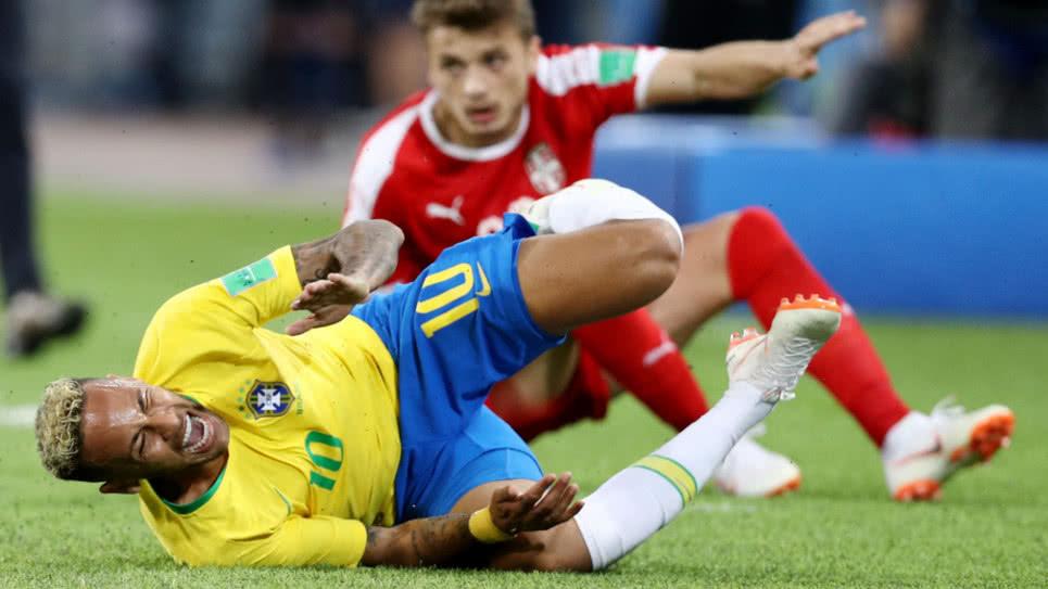 Neymar confesó que exagera las faltas y desató la polémica en Brasil