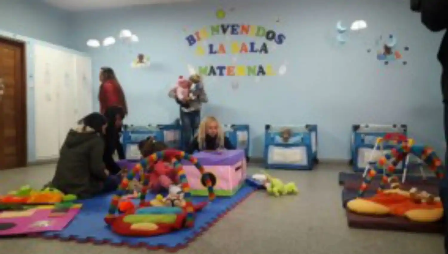 Abren salas maternales en escuelas secundarias para que padres adolescentes puedan estudiar