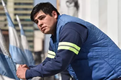 Le robaron la moto y debió repartir cartas a pie