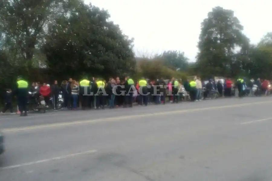 CONMOCIÓN EN SAN PABLO. Una multitud de vecinos se acercaron hasta la finca en donde encontraron los restos