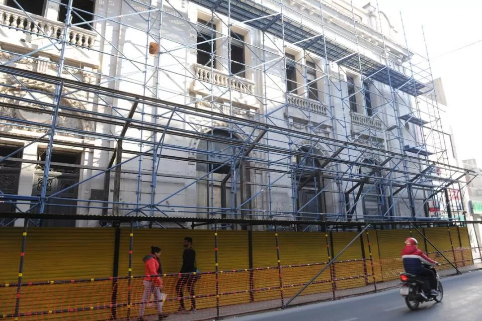 GRAVES PROBLEMAS. La Caja quiere reutilizar el centenario edificio del ex Banco Francés, en San Martín al 700. la gaceta / foto de héctor peralta