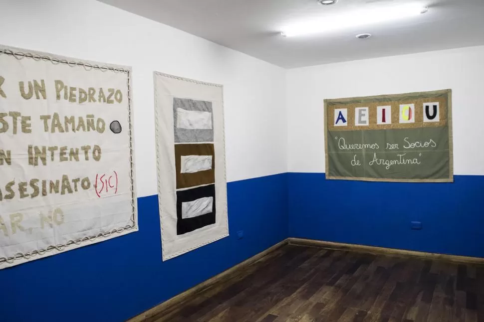 “HIGH SCHOOL”. La instalación de Lucrecia Lionti reune consignas que hablan de la realidad social y del arte. fotos prensa munt