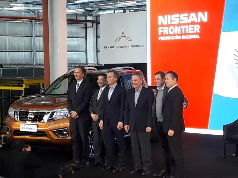 POSES. Macri junto a Schiaretti y el presidente, el CEO y directivos de Nissan. gobierno de córdoba