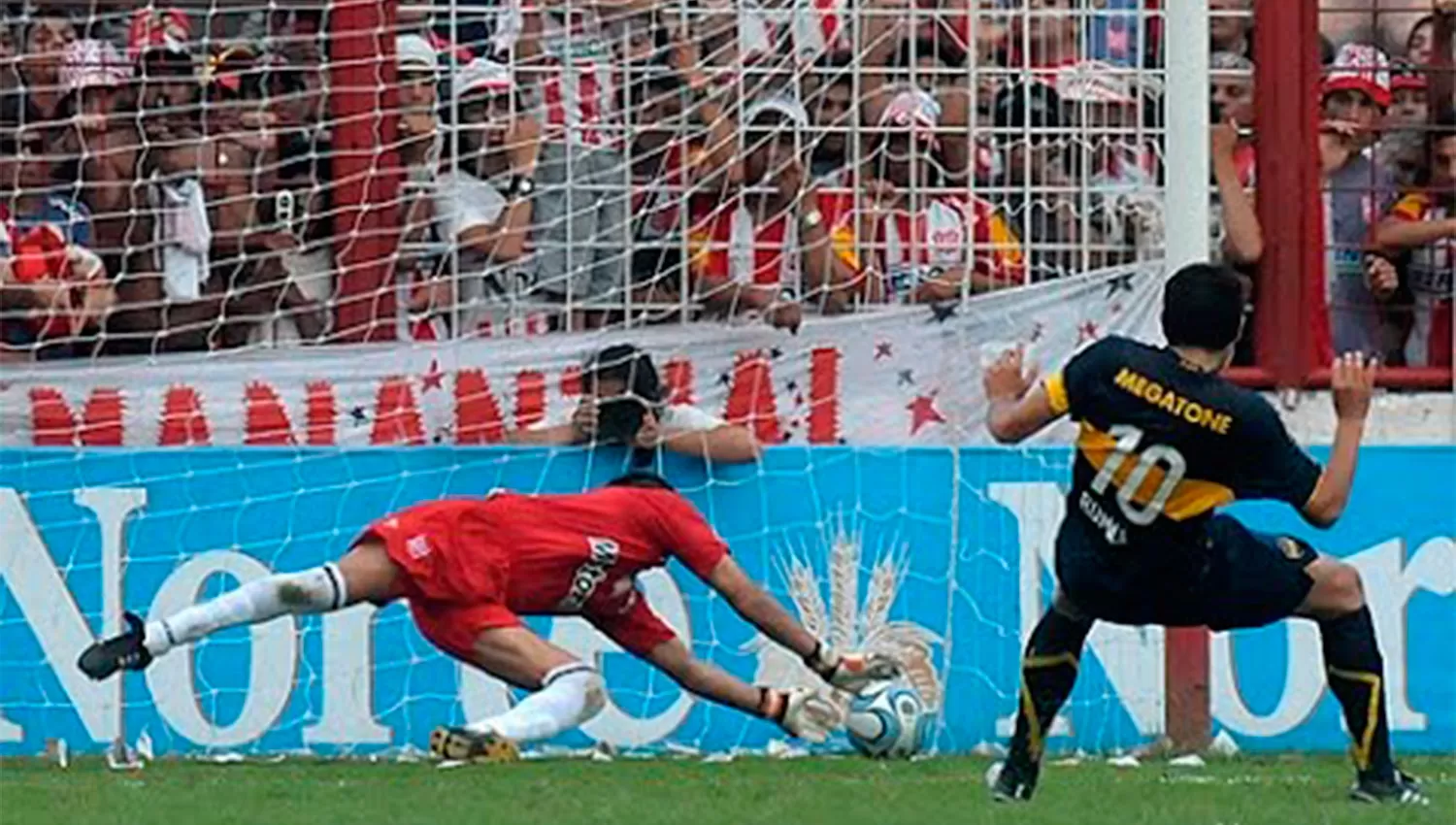 BOCA VS SAN MARTÍN. En el Apertura 2008 el Anguila Gutiérrez le atajó un penal a Riquelme. Igual el triunfo fue 2-1 para el Xeneize. 