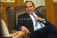  Alperovich repudió los afiches: fue una cobarde acción anónima