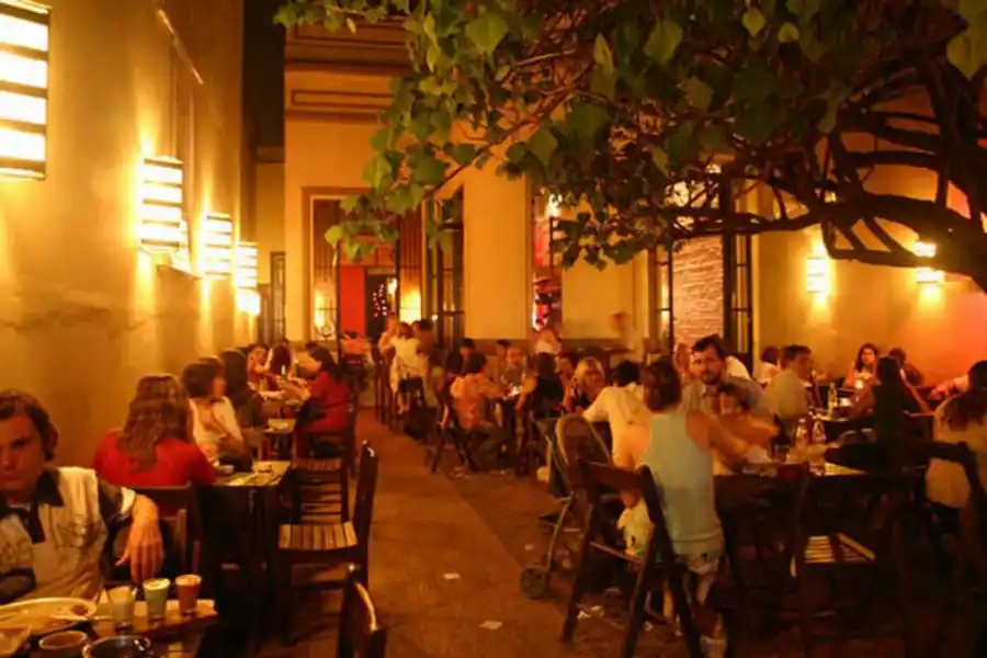 BAJO EL ÁRBOL. En las noches de verano, el patio delantero era el preferido.