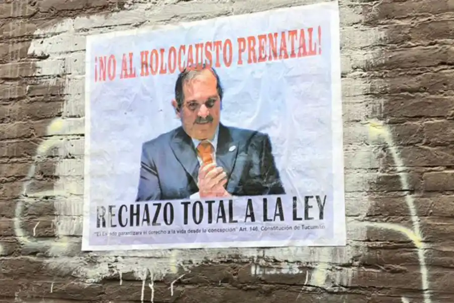 EN EL CENTRO. Los carteles sorprendieron a los tucumanos.