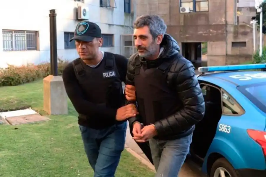 ESPOSADO. Así se llevaban a Roberto Baratta.