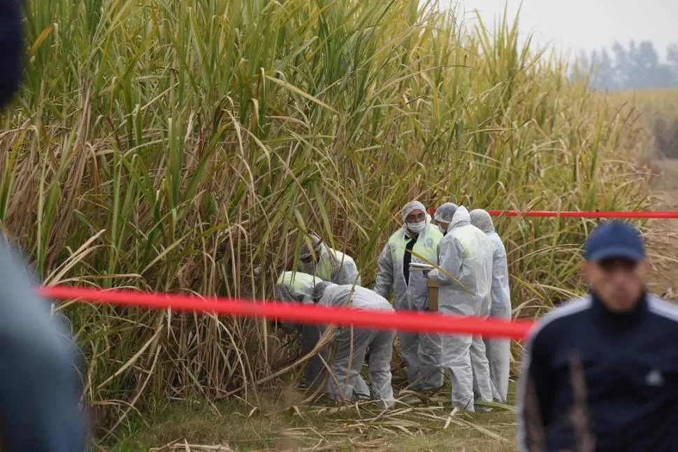 PRIMERAS PERICIAS. Un equipo de la Policía Científica ingresa al sector donde fue hallado el cuerpo de la joven. la gaceta / fotos de analia jaramillo 