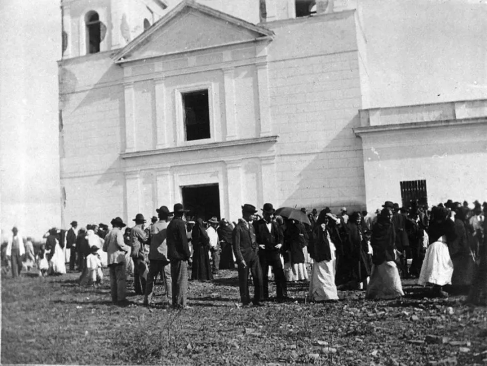 SAN JOSÉ DE LULES. Público frente al antiguo convento, en una foto de fines del siglo XIX. 