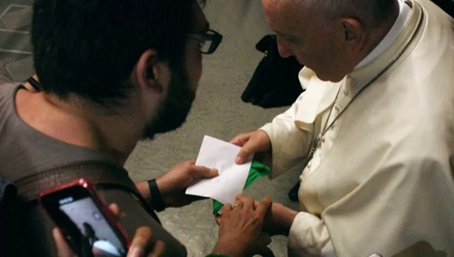 Un militante a favor del aborto le entregó un pañuelo verde al papa Francisco