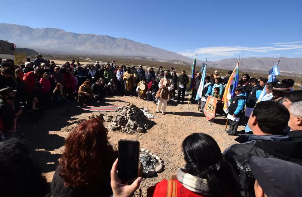 CEREMONIA. La comunidad, reunida alrededor de la apacheta.  
