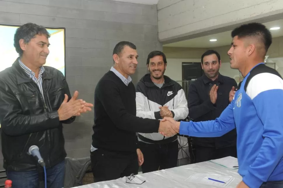 FELICES. Salvatierra, Leito y Erroz felicitan a González, uno de los chicos que firmó. la gaceta / foto de Antonio Ferroni
