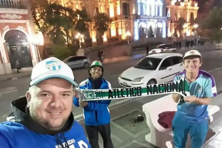 LOS PRIMEROS. Dos hinchas de Atlético Nacional posaron en plaza Independencia. 