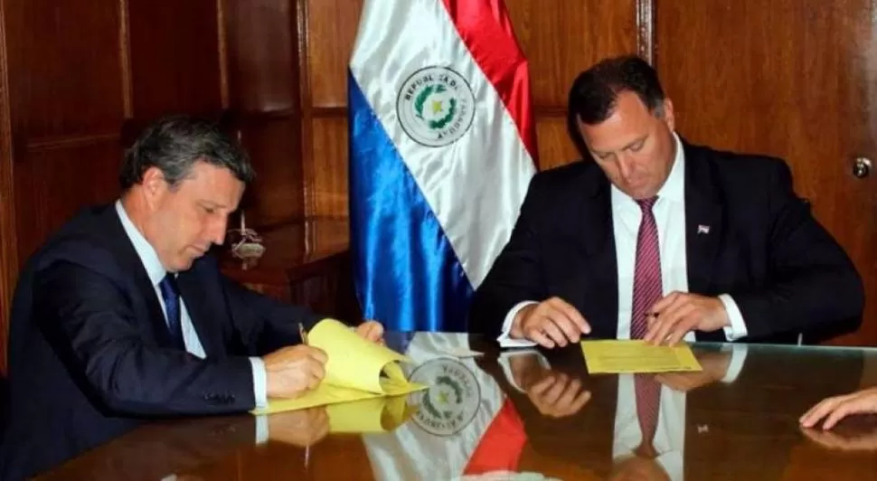 EN SU APOGEO. De Goycochea, por Isolux (izquierda), firma un contrato de obras con autoridades paraguayas. 