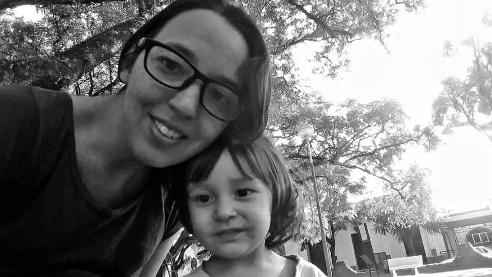 PARA PRESERVAR EL APELLIDO. Fernanda Leites Rojas con su hija Jazmín.