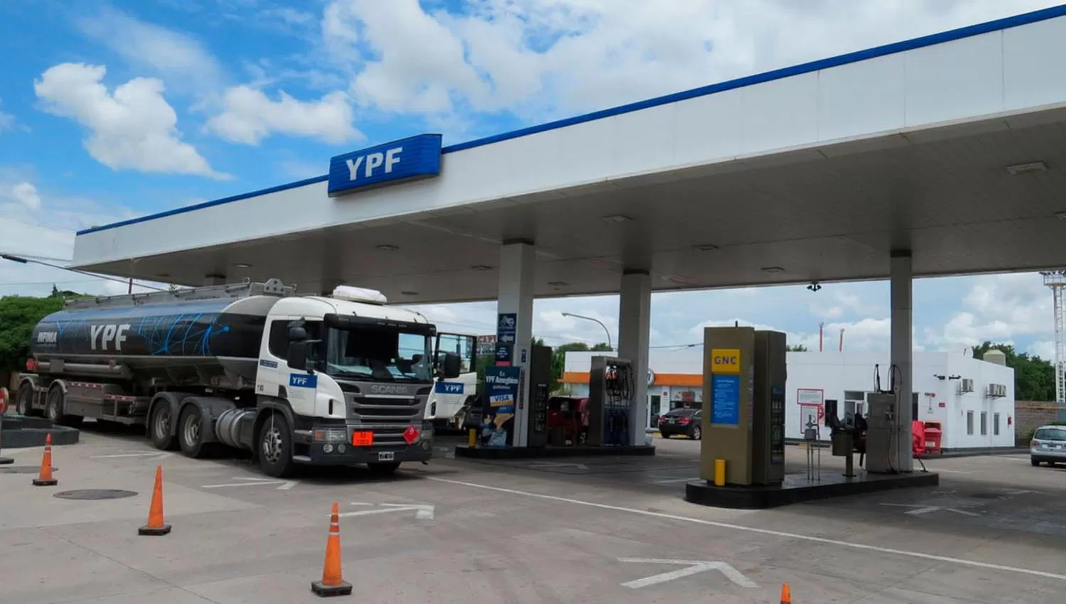 Nuevo golpe al bolsillo: YPF aumentó un 5% el precio de sus naftas en todo el país