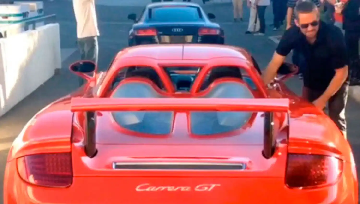 ANTES DE PARTIR. Paul junto al auto en el que perdió la vida.