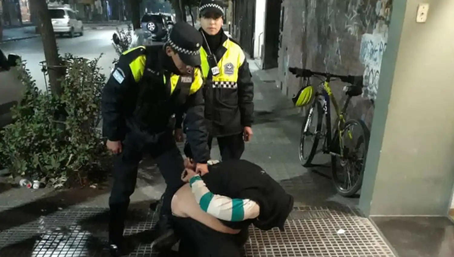 Inseguridad en Barrio Norte: violentó la puerta de un negocio para robar mercadería y dinero