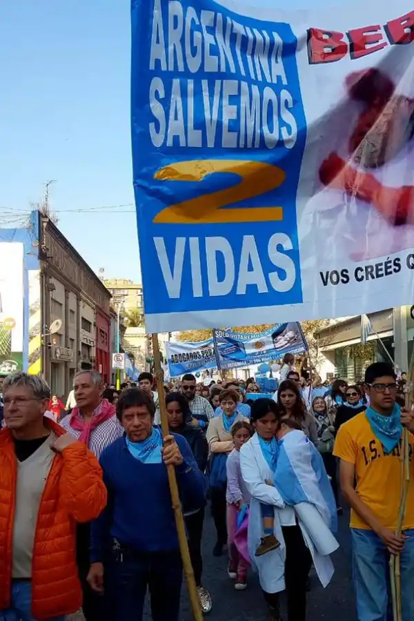 En su dirección de Twitter, @ricardobussi, el concejal Ricardo Bussi (FR) se muestra con el pañuelo celeste y una caña con una pancarta. 