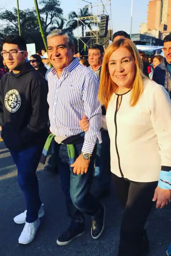 Alfaro, junto a su esposa Beatriz Ávila y uno de sus hijos. En su cuenta  @alfarogerman puso esta foto. “Emocionante movilización a favor de las dos vidas”, escribió.