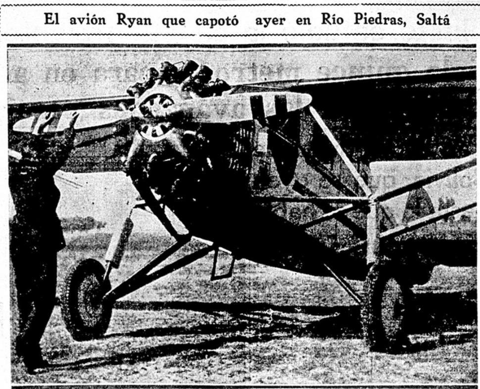 EL RYAN. El avión del Aero Club Tucumano aparece en dos momentos de esta historia. A la izquierda, un rato antes de partir hacia Salta, mientras era aprestado para el despegue. Arriba, destruido, en la primera foto conseguida por nuestro diario en la zona del impacto, sobre el río Piedras.