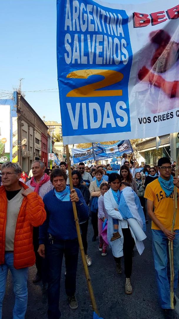 En su dirección de Twitter, @ricardobussi, el concejal Ricardo Bussi (FR) se muestra con el pañuelo celeste y una caña con una pancarta. 
