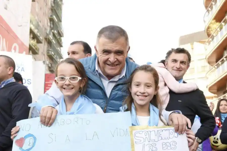 @OsvaldoJaldo publicó esta foto.“Soy optimista de que el senador Alperovich votará en contra del proyecto”, dijo.