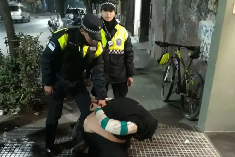 Inseguridad en Barrio Norte: violentó la puerta de un negocio para robar mercadería y dinero