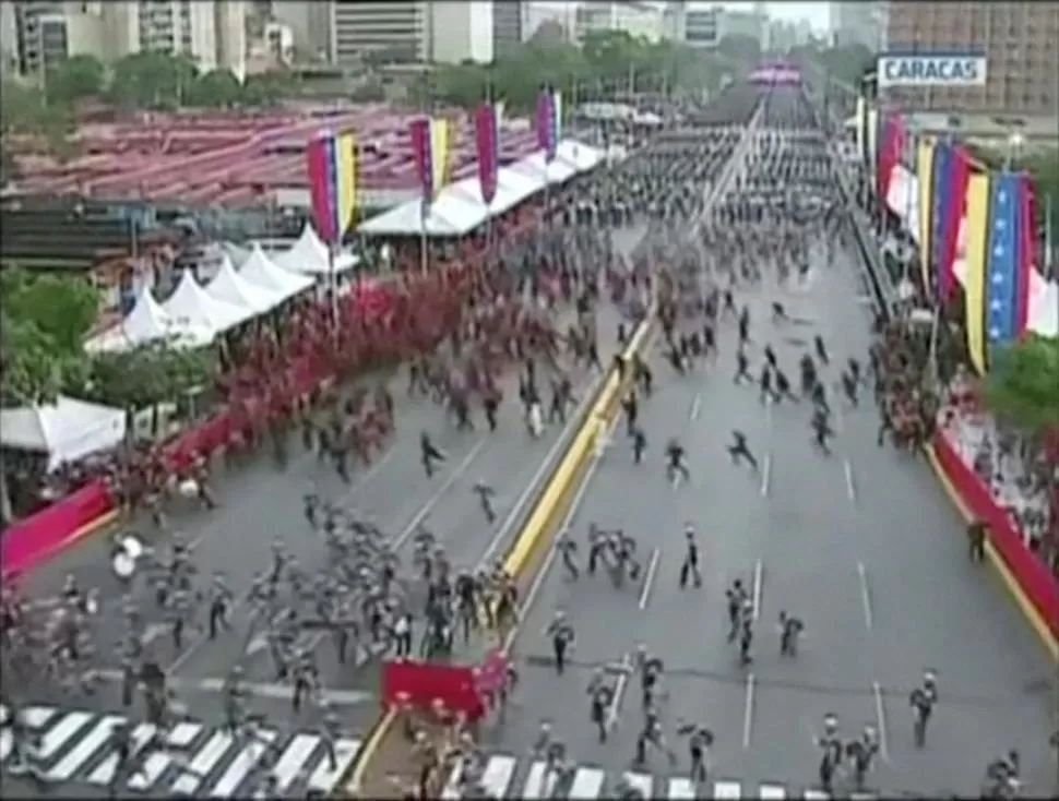 CAOS DESATADO. Los soldados que participaban del acto se dispersaron tras  las explosiones. CAPTURA DE VIDEO