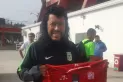 Higuita pasó por La Ciudadela y posó con la camiseta de San Martín