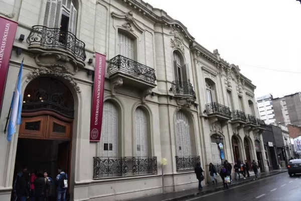 Abogados recibidos reclaman desde hace dos años que les entreguen el título