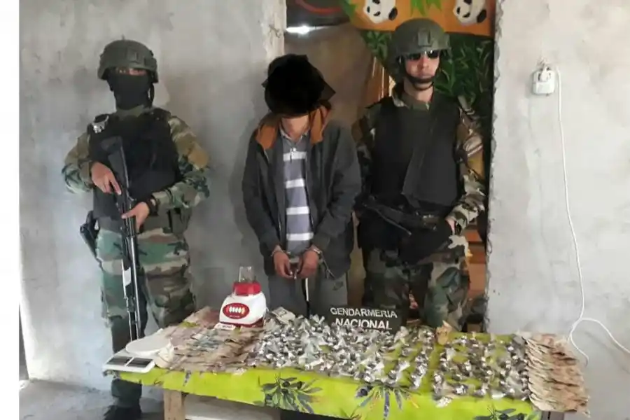 Desbarataron dos quioscos del Clan Farías en San Cayetano