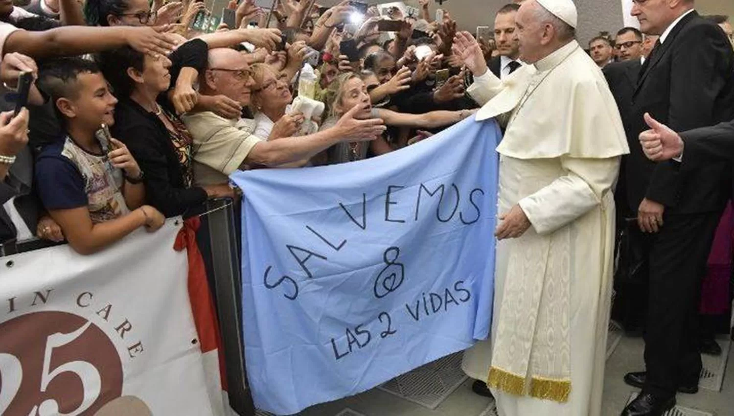 El papa Francisco se mostró con una bandera de los pro vida