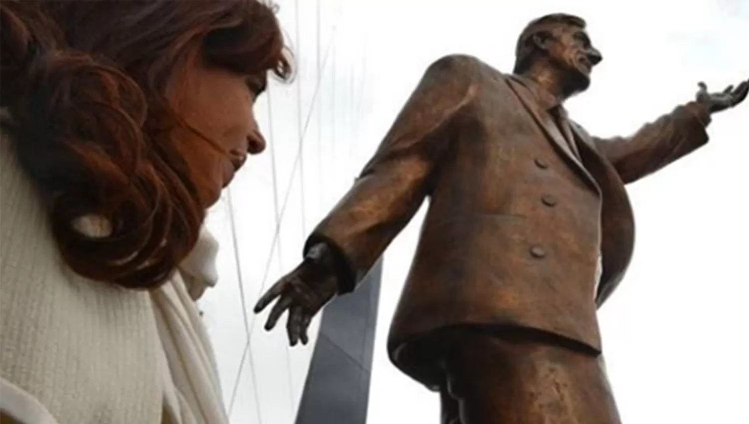 Retirarán la estatua de Néstor Kirchner de Ecuador: es un símbolo de corrupción
