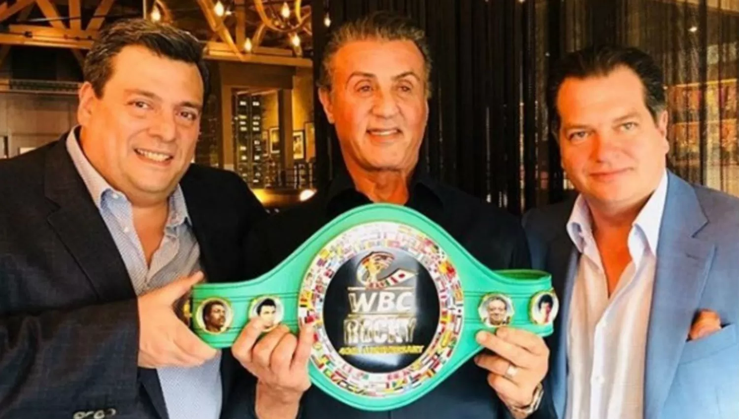 CRACK. Rocky Balboa (Sylvester Stallone) recibe de Mauricio Sulaimán el título honorífico de campeón por los 40 años del filme. 
