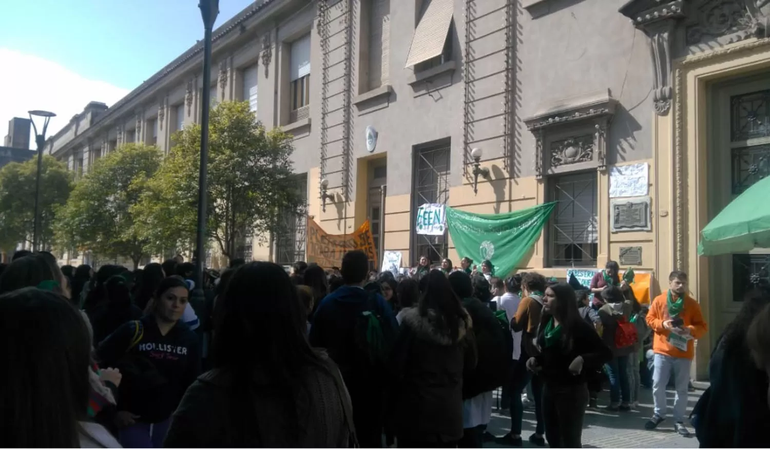 EN LA PUERTA. Alumnos de la escuela Normal se manifestaron en la peatonal Muñecas 