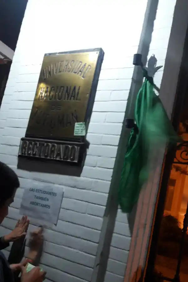 San Miguel de Tucumán amaneció salpicado por la ola verde