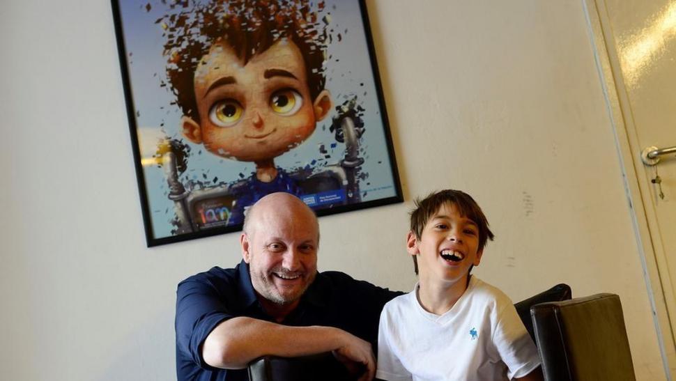 SONRISAS. Juan José Campanella junto a Ian, el niño que inspiró el corto. 