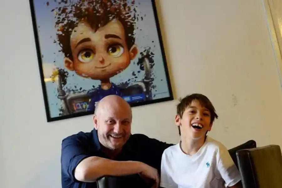 SONRISAS. Juan José Campanella junto a Ian, el niño que inspiró el corto. 