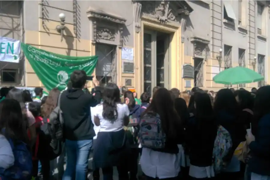 Alumnos de diferentes instituciones se manifestaron a favor del aborto