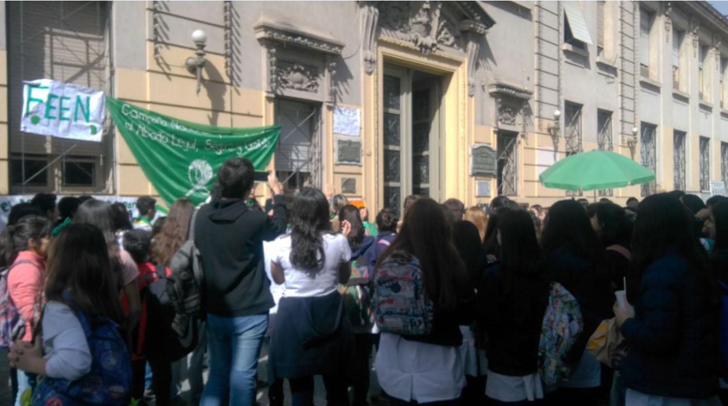 Alumnos de diferentes instituciones se manifestaron a favor del aborto