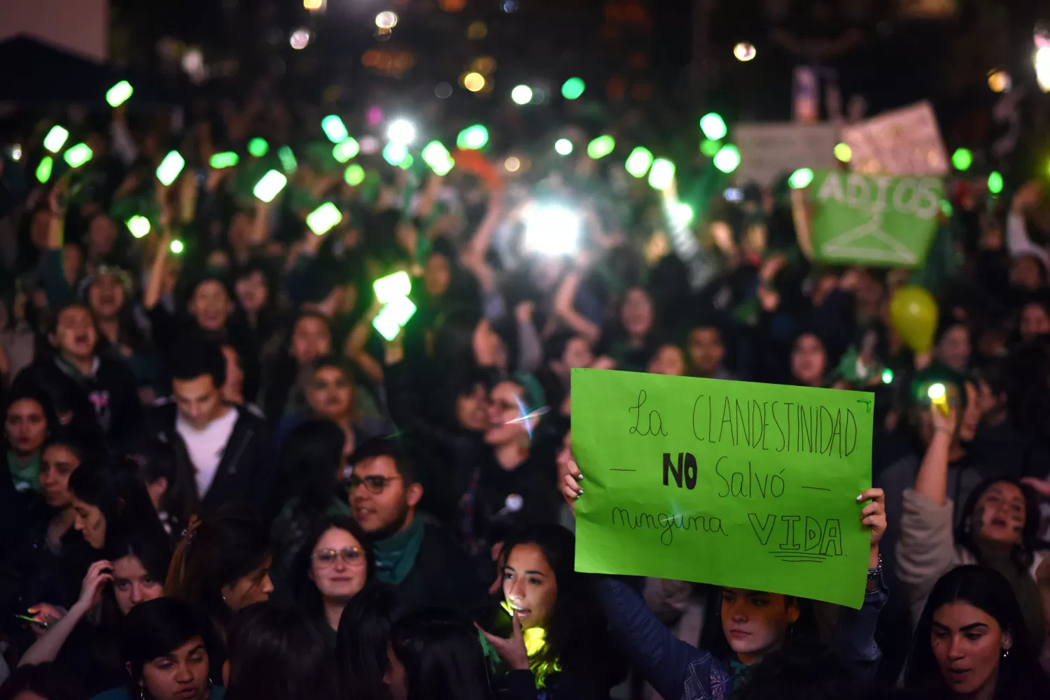 Las mujeres de pañuelos verdes siguieron el debate en el Senado desde la plaza Independencia