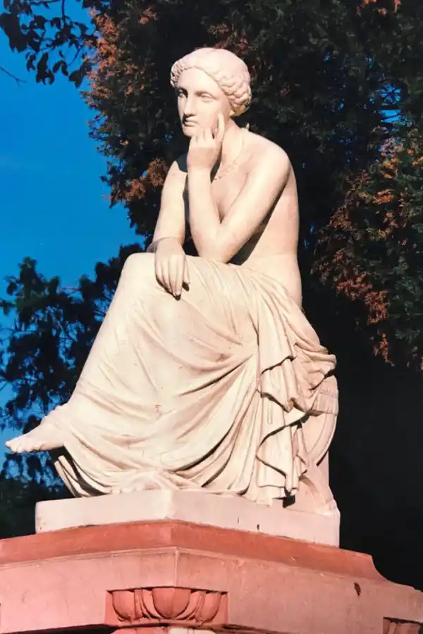 MUJER PENSATIVA. La estatua que estaba emplazada en el parque.  