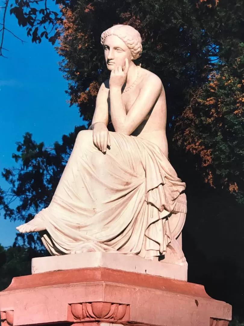 MUJER PENSATIVA. La estatua que estaba emplazada en el parque.  